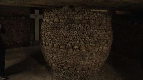 À Paris, les murs d'os humains des catacombes sont en pleine rénovation