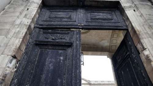 Patrimoine : suite à une consultation citoyenne, la porte incendiée de la mairie de Bordeaux va être remplacée à l'identique
