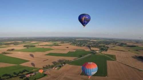 Belgique : les vacanciers redécouvrent les plaines en montgolfière