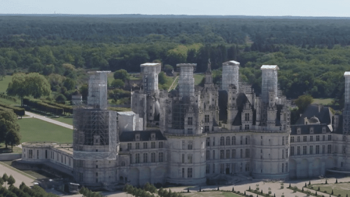 Patrimoine : le toit du château de Chambord en rénovation