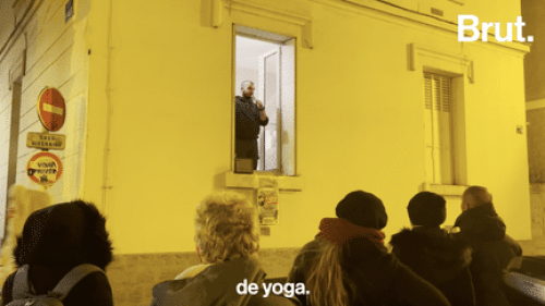 VIDEO. A Montrouge, il fait du stand-up depuis la fenêtre de chez lui