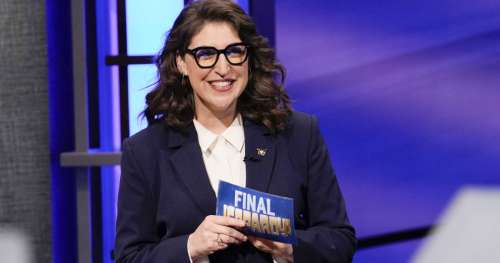 Mayim Bialik dans le rôle de Jeopardy !  hôte;  Ken Jennings assume seul les fonctions
