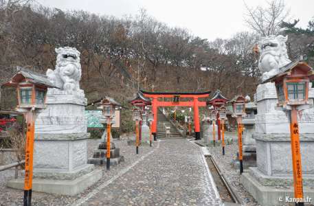 Takayama Inari-jinja - Le tunnel de Torii rouges d'Aomori