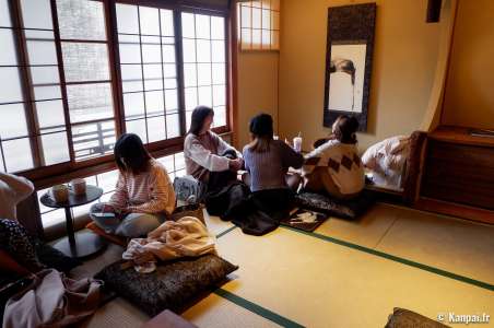 Starbucks Kyoto Ninenzaka Yasaka Chaya - ☕ Le café sur tatami