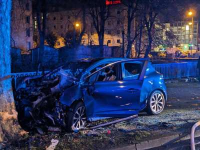 Une voiture percute un arbre à Bourges et s'enflamme : la conductrice est décédée, la passagère gravement blessée