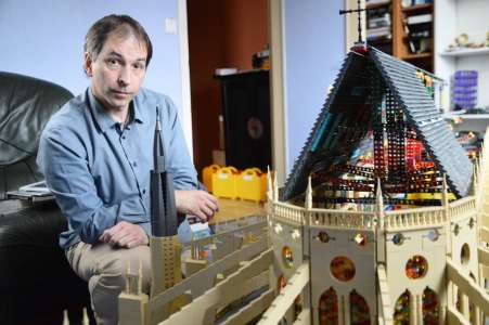 Insolite	            Il construit avec des Lego une maquette géante de la cathédrale de Bourges