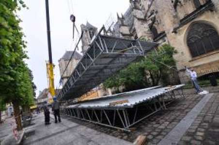 Insolite		            Mais que fait cette grue géante près de la cathédrale de Bourges ?