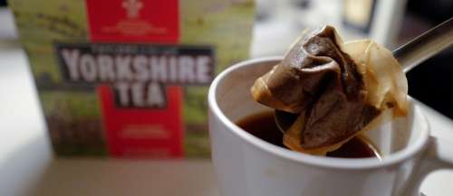 Royaume-Uni: polémique sur des sachets de thé écolos trop fragiles