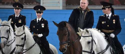 Journée des femmes: Vladimir Poutine à cheval encadré de femmes officiers de police