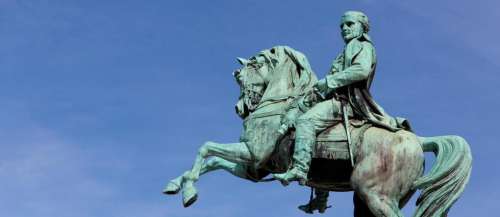 Rouen : un mystérieux coffre retrouvé caché dans une statue de Napoléon