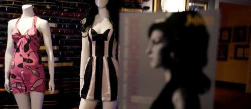 Amy Winehouse : la robe de son dernier concert vendue 243 200 dollars