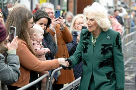 La reine Camilla donne des nouvelles de Charles III dans la bonne humeur