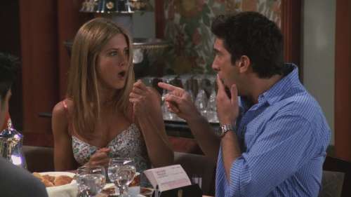 Friends : Jennifer Aniston (Rachel) balance sur David Schwimmer (Ross)