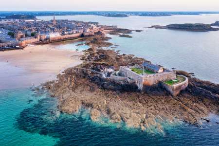 Netflix : une série tournée discrètement en plein Saint-Malo