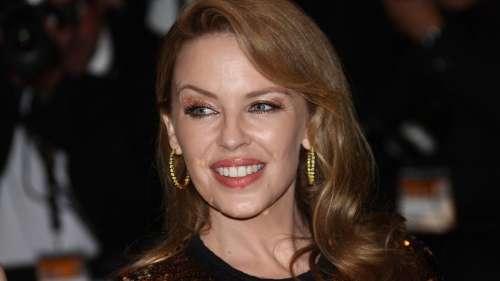 Kylie Minogue adopte un nouveau look, la chanteuse est méconnaissable