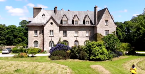 Lucie Lucas : Ce château qu’elle a acheté en Bretagne pour vivre en communauté