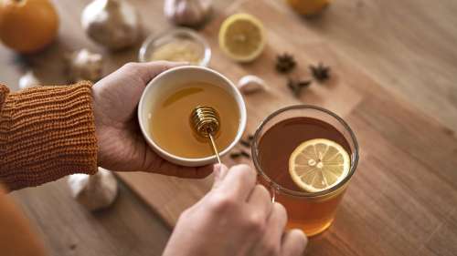Il est déconseillé de mettre du miel dans son thé ou ses infusions, voici pourquoi selon les experts