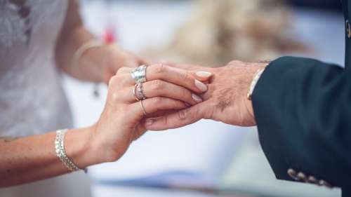 Mariés au premier regard : le mariage entièrement payé par la production ? Une candidate fait des révélations