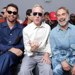 Theo James, Mike White et Murray Bartlett ont une réunion “White Lotus” lors d’un défilé de mode