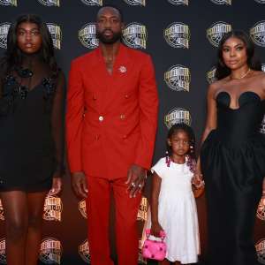 La femme, les enfants et les parents de Dwyane Wade assistent à son intronisation au Basketball Hall of Fame