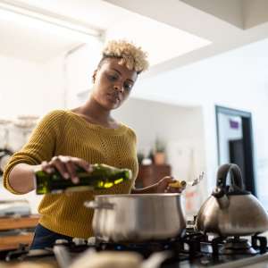 4 des meilleures huiles de cuisson pour des repas plus sains, selon les diététistes