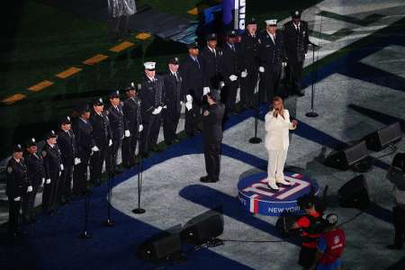 Regardez Queen Latifah interpréter l’hymne national lors du match NFL Giants-Cowboys – Rolling Stone