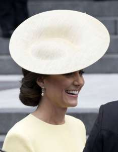Kate rend hommage à la reine Elizabeth avec ses boucles d’oreilles au jubilé de platine
