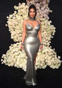 Kim Kardashian parle de son nouveau style : “Future Alien Barbie”