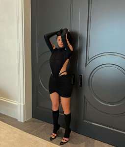 Kylie Jenner porte une robe découpée avec des jambières et des sandales à talons