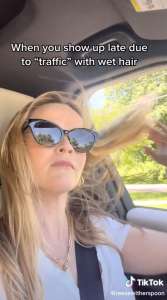 Reese Witherspoon utilise sa voiture comme sèche-cheveux : ‘Summer Hair Hack’