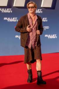 Brad Pitt porte une jupe à l’avant-première de ‘Bullet Train’ : photo