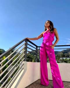 Eva Longoria cloue la tendance Barbiecore dans un pantalon rose vif