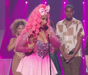 Nicki Minaj se produit et remporte le prix Video Vanguard