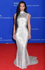 Kim Kardashian dévoile ses fesses sur la couverture de “Interview”