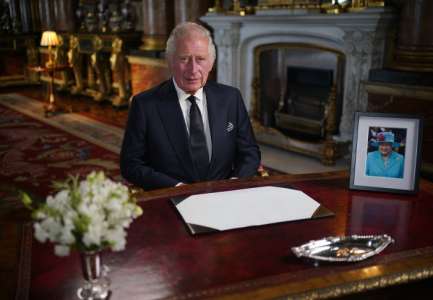 Le 1er portrait du roi Charles III comprend un hommage à la reine Elizabeth