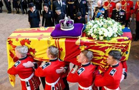 Meghan Markle fait la révérence au cercueil de la reine après la procession : photo