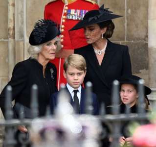Sophie, l’épouse du prince Edward, réconforte George aux funérailles de la reine