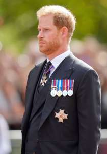 Le prince Harry ne porte pas d’uniforme militaire aux funérailles de la reine