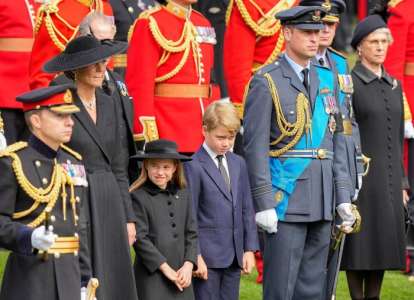 La princesse Charlotte dit au prince George de s’incliner aux funérailles de la reine