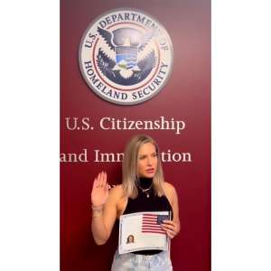 Sharna Burgess était « émotive » lors de la cérémonie de citoyenneté américaine