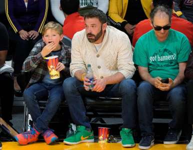 Ben Affleck et son fils Samuel sont assis au bord du terrain au match des Lakers : photos