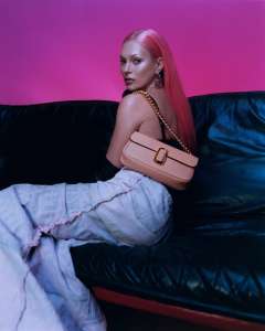 Kate Moss ressuscite ses cheveux roses emblématiques dans Marc Jacobs Ad