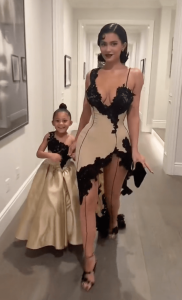 Kylie Jenner et sa fille Stormi Match à Mugler pour Noël