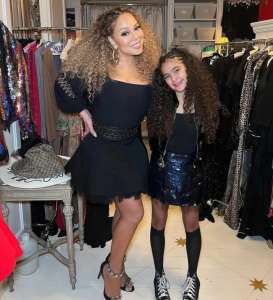 Mariah Carey chante en duo avec sa fille Monroe lors d’un concert