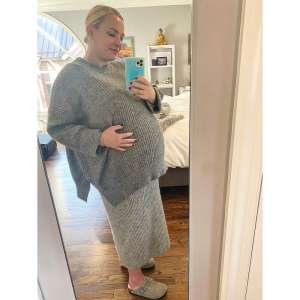 Célébrités enceintes montrant des bosses de bébé en 2023 : photos