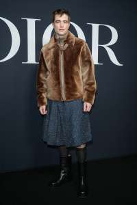Robert Pattinson porte une jupe scintillante à la Fashion Week de Paris : photos