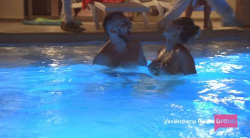 Un homme maigre plongeant dans la piscine avec Ariana Madix dans une bande-annonce révélée