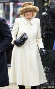 La reine consort Camilla reçoit une couronne Burger King d’un fan