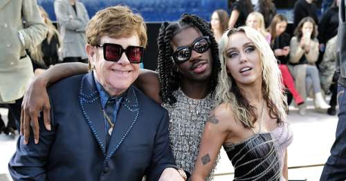 Elton John, Miley Cyrus et bien d’autres assistent au défilé Versace à Los Angeles
