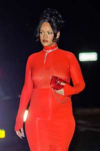 Rihanna enceinte fait revivre la tendance robe-sur-pantalon des années 2000 : photos